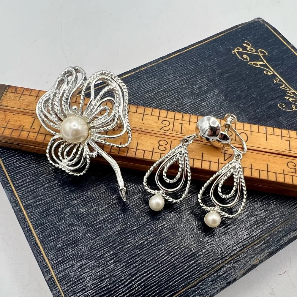 Vintage brooch & clip on earrings set silver tone leafy clover faux pearl